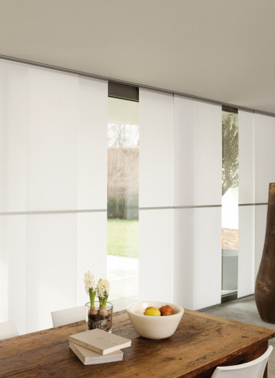 Paneelgordijnen decoratief afgewerkt met aluminium latjes