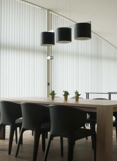 Louverdrape lamel op gebogen rail