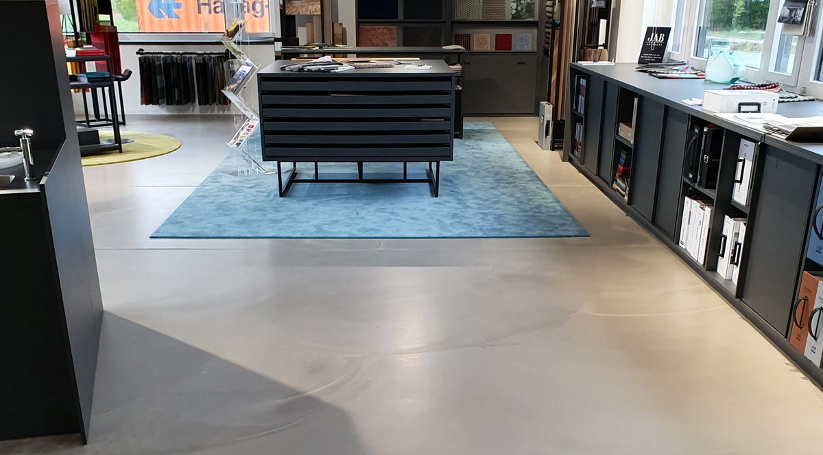 Strakke vloerafwerking in een moderne toonzaal
