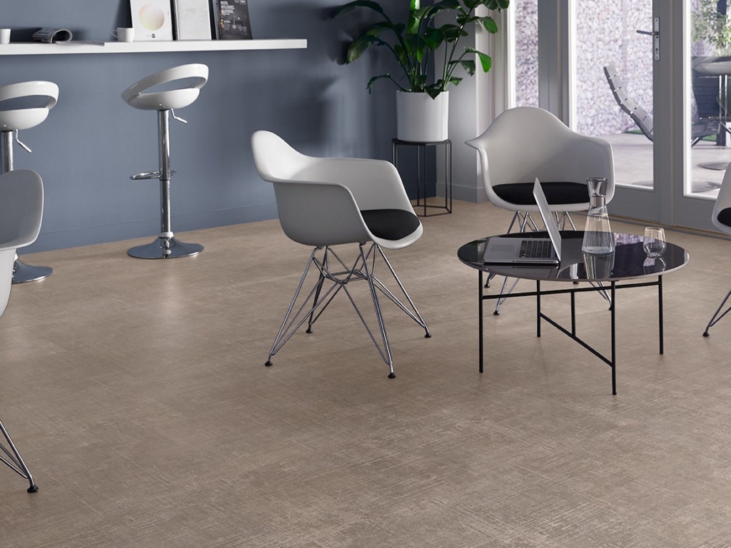 mFLOR Abstract Coffee Brown in een interieur met de vloer duidelijk zichtbaar