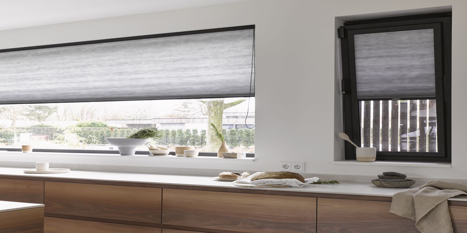 Sfeervol interieur met raamdecoratie