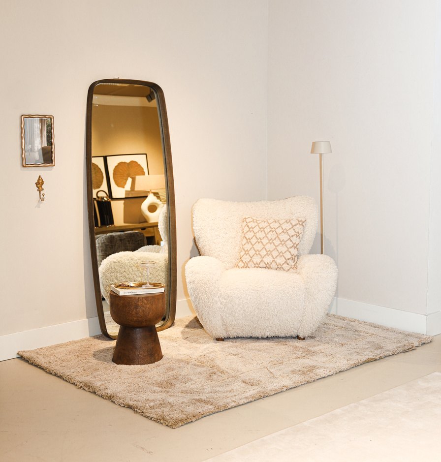 Rivièra Maison Feather vloerkleed in een lichte kamer